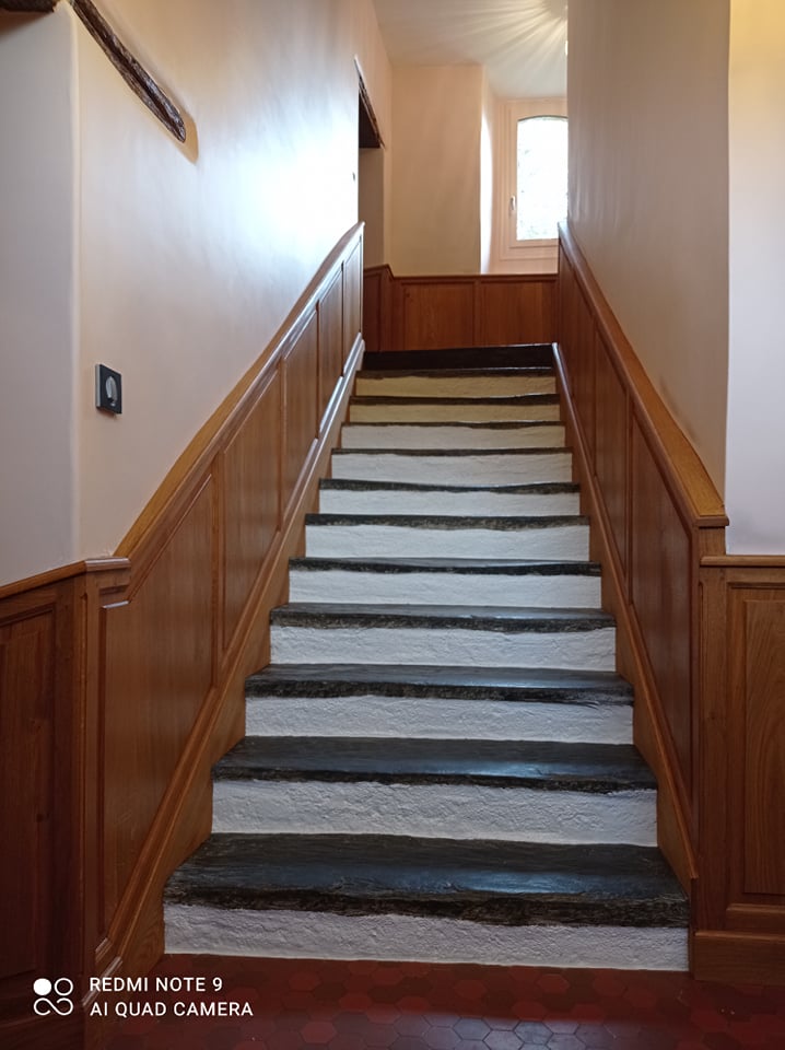 aménagement de murs d'escaliers, ajustage précis des marches et des murs en double niveau pour un résultat authentique dans une maison de caractère.